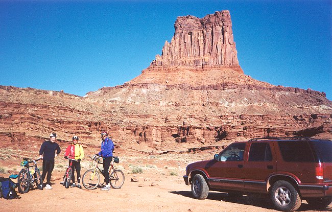 570-day4_airportCamp.jpg (650x415; 96242 bytes)